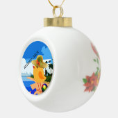 De gepensioneerde Chick op het strand Keramische Bal Ornament (Rechts)