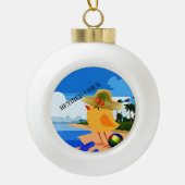 De gepensioneerde Chick op het strand Keramische Bal Ornament (Voorkant)