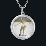De gepersonaliseerde Foto en de Naam van de Douane Zilver Vergulden Ketting<br><div class="desc">Uw skater zal van dit mooie ketting houden met een foto en naam (of andere tekst).  Maakt een perfect einde van het seizoen cadeau voor al haar harde werk - ook geweldig als een buscadeau.</div>