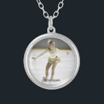 De gepersonaliseerde Foto en de Naam van de Douane Zilver Vergulden Ketting<br><div class="desc">Uw skater zal van dit mooie ketting houden met een foto en naam (of andere tekst).  Maakt een perfect einde van het seizoen cadeau voor al haar harde werk - ook geweldig als een buscadeau.</div>