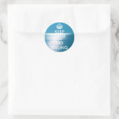 De gepersonaliseerde KEEP CALM en GAAT SAILING Ronde Sticker (Tas)