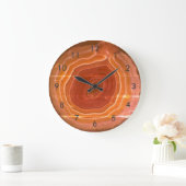 De gespleten oranje stenen klok met cijfers. (Huis)