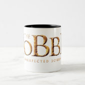 De getextureerde Hobbit Logo Tweekleurige Koffiemok (Center)