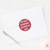 DE GEVAARLIJKSTE SCHEPPING OP AARDE RONDE STICKER (Envelop)