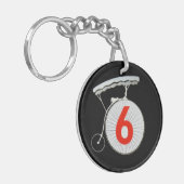 De gevangene nummer zes sleutelhanger (Voorkant Links)