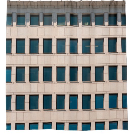 De gevel van het moderne gebouw met rechthoekige douchegordijn (Voorkant)