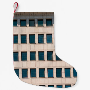 De gevel van het moderne gebouw met rechthoekige kleine kerstsok