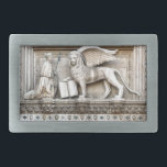 De gevleugelde lion van Saint Mark Gesp<br><div class="desc">De gevleugelde Lion van Saint Mark bevindt zich boven de ingang van het Doge-paleis tegenover het Sint-Mark-plein van Venetië,  Italië.</div>