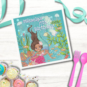 De geweldige Brunette Tan Mermaid zwemmen op zater Servet