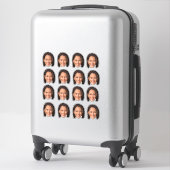 De gezichtsuitdrukking van Kamala is grappig De ge Sticker (Koffer)