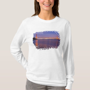De Golden Gate Bridge bij schemering vanuit Kirby T-shirt
