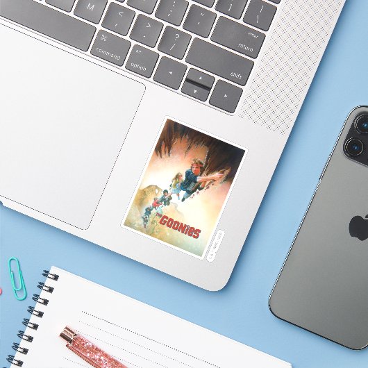 De goonies bedekken theatrale kunst sticker (Laptop met iPhone)