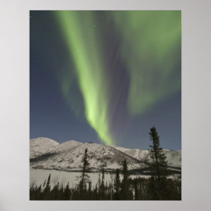 De gordijnen van de aurora borealis dansen over de poster
