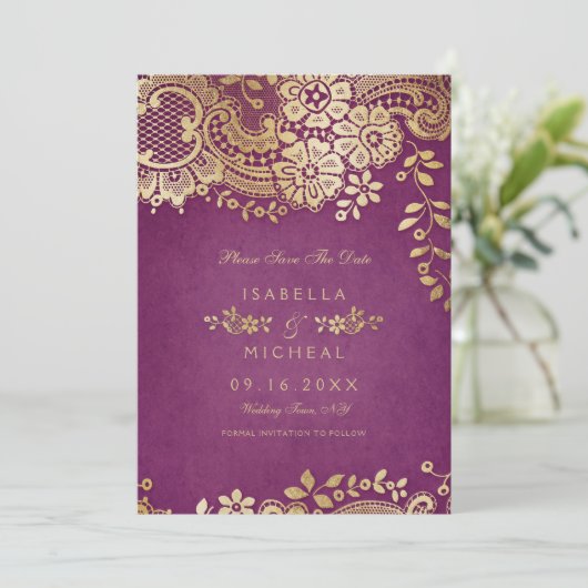 De gouden paarse elegante lace bruiloft met uitzon save the date (Staand voorkant)