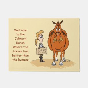 De grappige Cartoon Paardenvrouw werkt voor Hay Deurmat