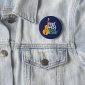 De grappige Cello-speler slaat niet met de Cellist Ronde Button 5,7 Cm (In situ)