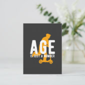 De grappige jaarleeftijd is gewoon een nummerlette aankondigingskaart (Staand voorkant)