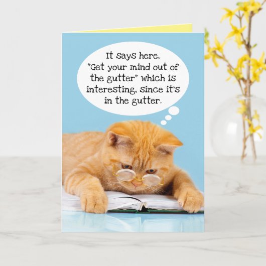 De grappige kattengeest zit in de geotterdag. kaart (Gele Bloem)