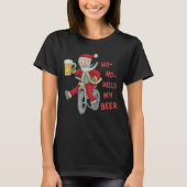 De grappige kerstkerstkerstman houdt mijn bier vol t-shirt (Voorkant)