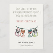 De grappige kerstman vult de kast met een cashKers Feestdagenkaart (Voorkant)