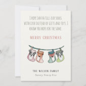 De grappige kerstman vult de kast met een cashKers Feestdagenkaart (Voorkant)