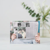 De grappige krantenfoto bewaart de datum uitnodiging briefkaart (Staand voorkant)