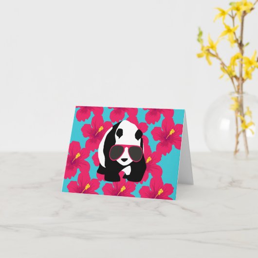 De grappige Panda draagt Keerkringen van de Kaart (Gele Bloem)