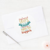 De grappige reis citaat ongeplande reizen zijn de ronde sticker (Envelop)