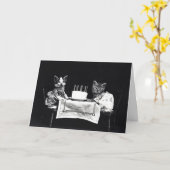 De grappige vintage verjaardag van katkat geklede kaart (Gele Bloem)