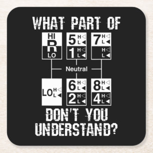 De grappige vrachtwagenchauffeur begrijpt geen cad kartonnen onderzetters