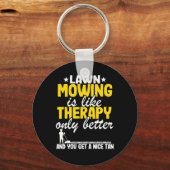 De grasmaai is net als de therapie tuinieren. sleutelhanger (Voorkant)