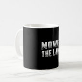 De grasmaaier bevochtigde de grastuinmakerij koffiemok (Voorkant links)