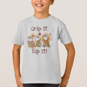 De greep het en scheurt het die met een skateboard t-shirt
