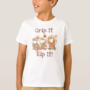 De greep het en scheurt het die met een skateboard t-shirt