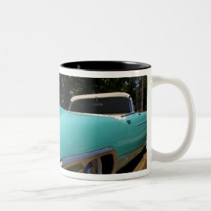De groene Cadillac cabriolet van Elvis Presley in Tweekleurige Koffiemok
