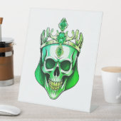 De groene koningsschedel met een juwelenkroon reclamebord met voetstuk (Insitu)
