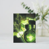 De groene lantaarn vasthouden briefkaart (Staand voorkant)