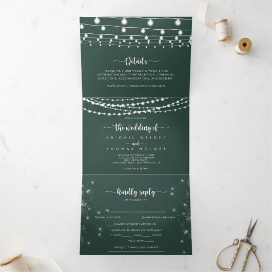 De groene rustieke String Lights Trifold van bruil Drieluik Uitnodiging (Binnen)
