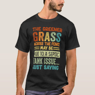 De groenere gras in de omheining is mogelijk te wi t-shirt