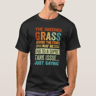 De groenere gras in de omheining is mogelijk te wi t-shirt