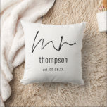 De groep van de heer Script om naam te zijn keepom Kussen<br><div class="desc">Mr. Script Groom om naam Keepslag te zijn. Ideaal voor de cadeaudoos voor de huwelijksdag van de bruid voor haar toekomstige man. Gemakkelijk personaliseer naam en trouwdatum. Aan beide zijden is hetzelfde ontwerp.</div>