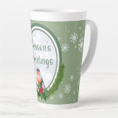 De groeten van het kerstseizoen zijn groen en wit latte mok (Rechterhoek)