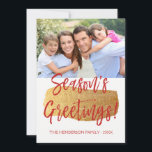 De Groeten van het Seizoen Hand Geletterde Script  Feestdagenkaart<br><div class="desc">Seizoen Groetjes Hand Lettered Script Photo Card. De foto en tekst van dit handgeschreven penseelscript kunnen worden bijgewerkt en aangepast met uw foto- en familienaam. Deze kaart toont ook de familienaam en een gouden folie krans op de achterkant van de kerst Kaart.</div>