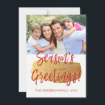 De Groeten van het Seizoen Hand Geletterde Script  Feestdagenkaart<br><div class="desc">Seizoen Groetjes Hand Lettered Script Photo Card. De foto en tekst van dit handgeschreven penseelscript kunnen worden bijgewerkt en aangepast met uw foto- en familienaam. Deze kaart toont ook de familienaam en een gouden folie krans op de achterkant van de kerst Kaart.</div>