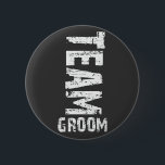 De Groom Extra Grote van het team Tekst Ronde Button 5,7 Cm<br><div class="desc">De extra grote "grunge"kijkt tekst leest: "de Groom van het Team". Dit ontwerp is ideaal voor een Bachelor Party-outing! Vergeet niet de passende design "van de Bride van het Team". Kopieer en plak deze tekst in uw browser venster om deze design te uitzichten: http://www.zazzle.com/exclusivelyweddings*/gifts?cg=196481553580698855</div>