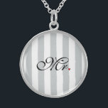 De Groom van de heer Husband klikt om Kleurstripes Sterling Zilver Ketting<br><div class="desc">Gelieve te zorgen ervoor om de kleur voor de voorzijde en de rug van producten met twee kanten of veelvoudige elementen aan te passen. Verander in één stap eenvoudig de kleur van de verticale strepen van het vooraf ingestelde grijze en witte naar elke kleur van uw keuze. Klik gewoon op...</div>
