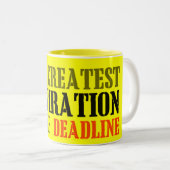 DE GROOTSTE INSPIRATIE IS HET DEADLINE FUNNEMENT TWEEKLEURIGE KOFFIEMOK (Voorkant rechts)