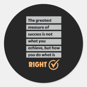 De grootste mate van succes doet wat juist is. ronde sticker