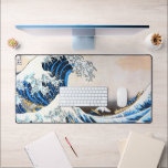 De Grote Golf van Kanagawa, Hokusai Bureaumat<br><div class="desc">Katsushika Hokusai (31 oktober 1760 - 10 mei 1849), alleen bekend als Hokusai, was een Japanse kunstenaar, ukiyo-e schilder en printmaker van de Edo-periode. Hokusai, geboren in Edo (thans Tokio), staat bekend als auteur van de houtblokdrukserie 36 Uitzichten van de berg Fuji (Fugaku Sanjūroku-kei, c. 1831), waarin de internationaal iconische...</div>