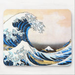 De Grote Golf van Kanagawa, Hokusai Muismat<br><div class="desc">Katsushika Hokusai (31 oktober 1760 - 10 mei 1849), alleen bekend als Hokusai, was een Japanse kunstenaar, ukiyo-e schilder en printmaker van de Edo-periode. Hokusai, geboren in Edo (thans Tokio), staat bekend als auteur van de houtblokdrukserie 36 Uitzichten van de berg Fuji (Fugaku Sanjūroku-kei, c. 1831), waarin de internationaal iconische...</div>